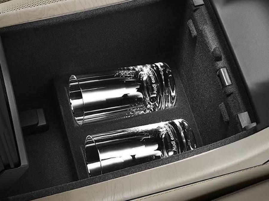 Детали интерьера Audi A8 Chauffeur Edition (D4) 2015 года  (фото 9 из 11)